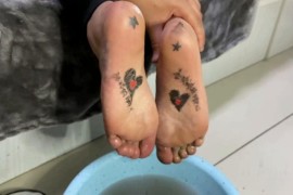 小D脚底写字续 - C779