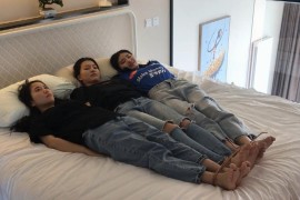 破洞裤女生 - A352