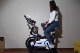 美女展示玉足抹油 - H786