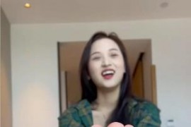 绿衣女生挠脚心tk上 - H086