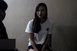 白衣短裤美女KB - C357